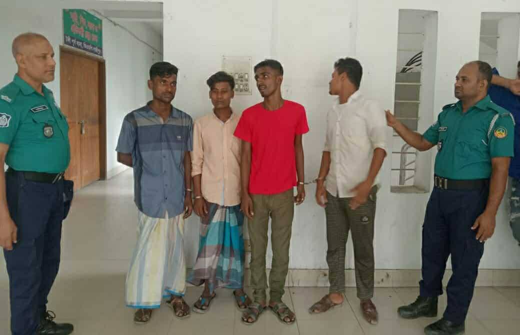 টঙ্গীতে ডাকাতির প্রস্তুতিকালে ২০ মামলার আসামিসহ চারজন গ্রেপ্তার।