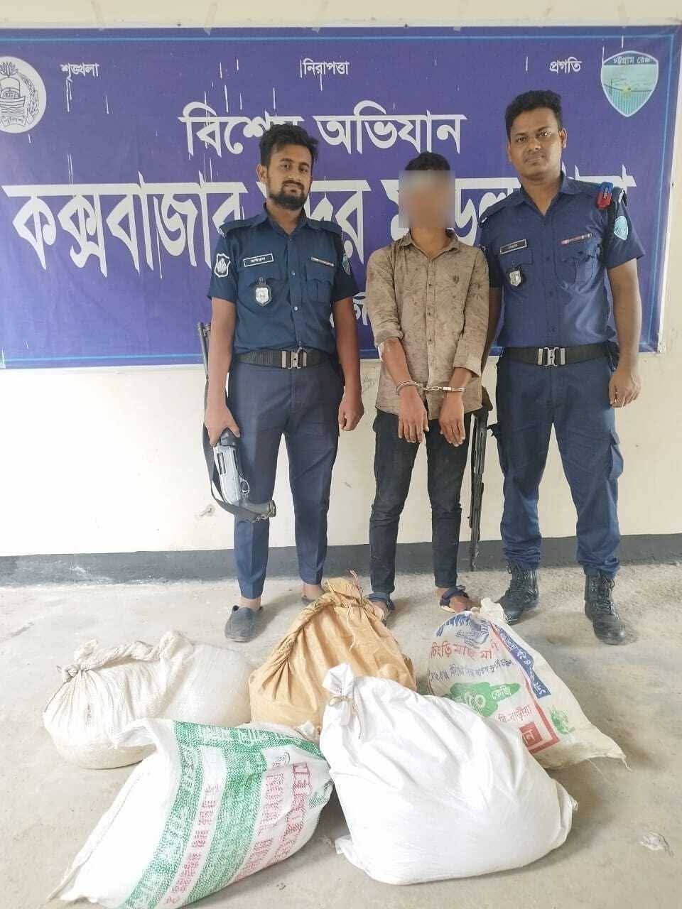 কক্সবাজার সদর মডেল থানা পুলিশের অভিযানে ১০০ লিটার চোলাইমদ উদ্ধার ও মাদক কাজে ব্যবহৃত ০১টি সিএনজি সহ একজন মাদক ব্যবসায়ী গ্রেফতার।