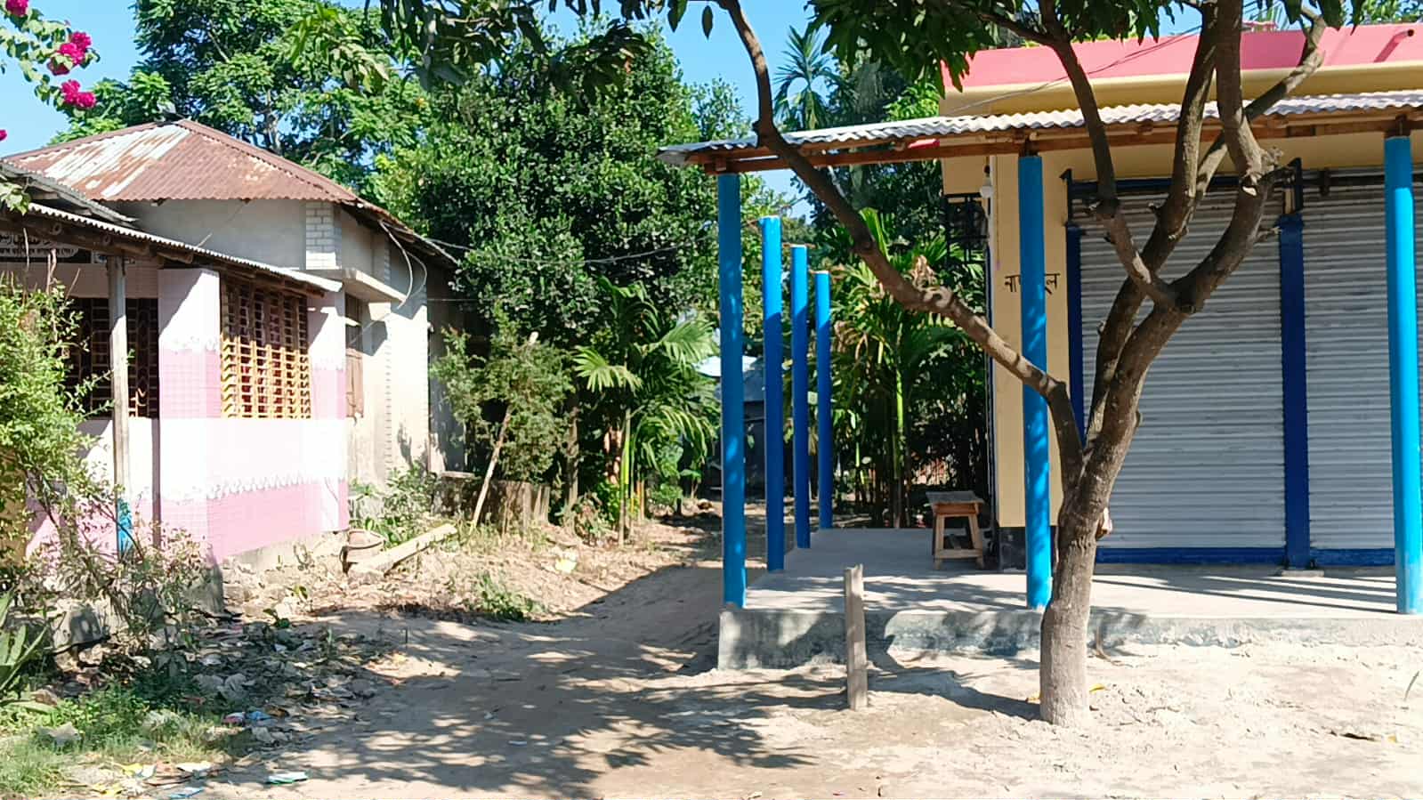 নাটোরের লালপুরের কদিমচিলান ভূমি অফিসের রাস্তা দখল করে ও বাড়ি দোকান ঘর নির্মাণ