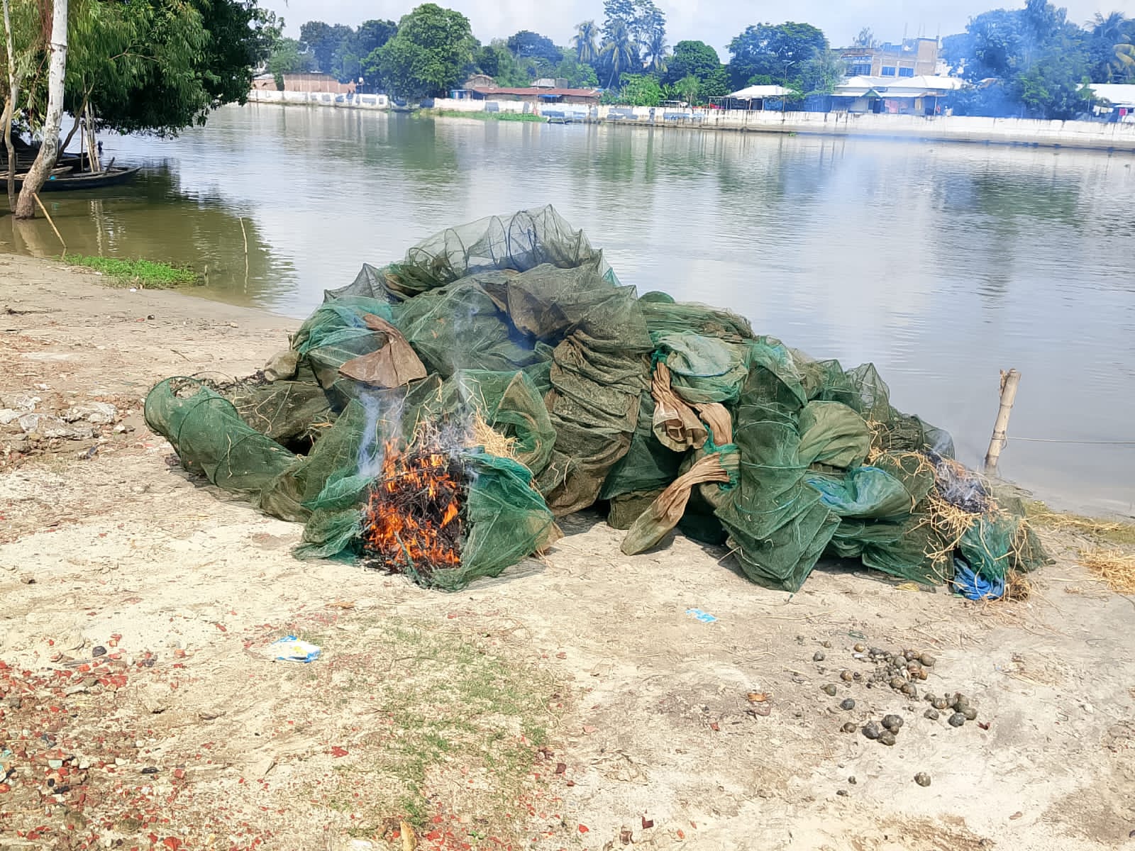 নাটোরের সিংড়ায় সেনাবাহিনীর যৌথ অভিযানে ৬৫টি অবৈধ চায়না দুয়ারী জাল উদ্ধার ও ধ্বংস।