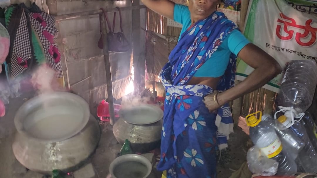 বড়াইগ্রামে নিজ বাড়িতে বাংলা মদ উৎপাদনের অভিযোগ, হাতে নাতে ধরা পড়লেন অঞ্জলী মাহাতো