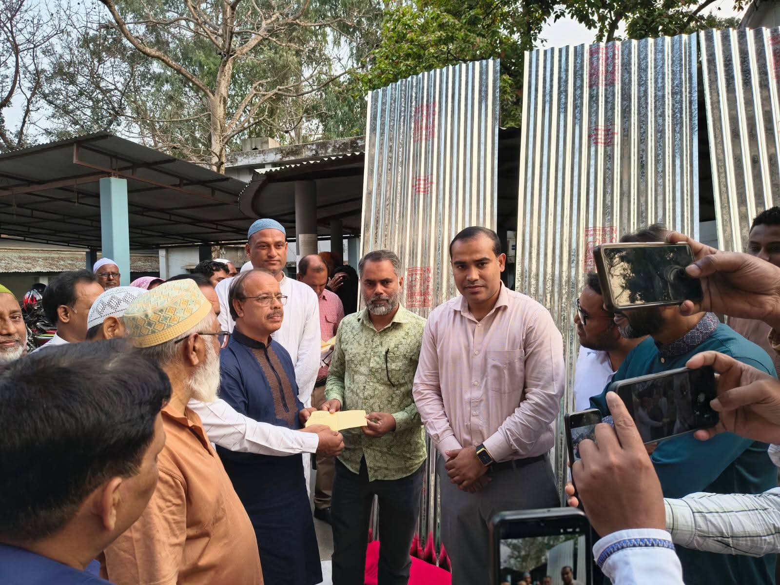 রাণীনগরে অসহায়দের মাঝে ত্রাণ বিতরণ করলেন সংসদ সদস্য
