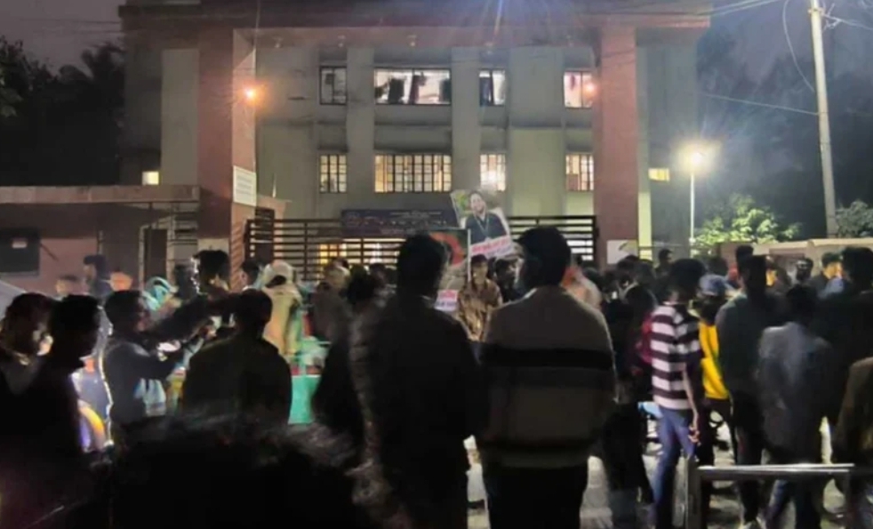 বিএনপির প্রচারণায় আসা আওয়ামী লীগ নেতাদের গ্রেফতারের দাবিতে থানা ঘেরাও।