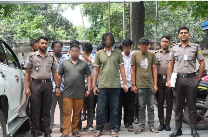 ড.মিজানুর রহমান আজহারী সহ বিশিষ্ট ব্যক্তিদের ভুয়া বিজ্ঞাপনে ১০ সদস্যকে গ্রেফতার।