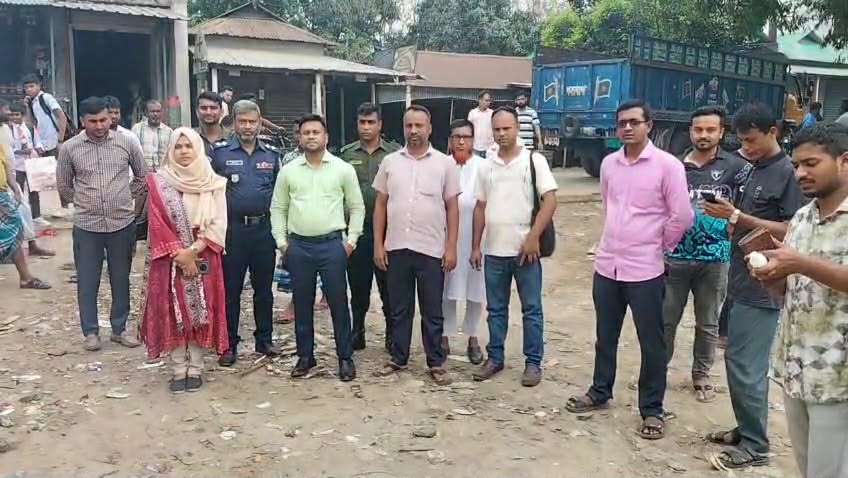 মেয়াদোত্তীর্ণ ও স্যাম্পল ওষুধ বিক্রি এবং ৩টি ফার্মেসিকে জরিমানা করা হয়েছে।