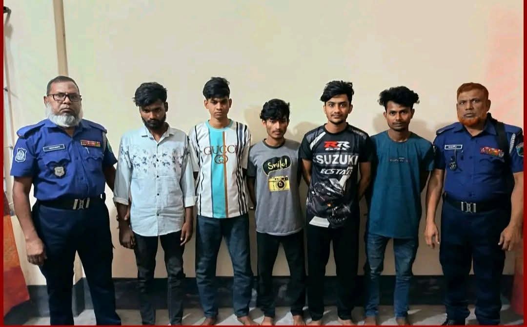 নাটোরের লালপুরে ইমোহ্যাকিং প্রতারক চক্রের ৫ সদস্য আটক।