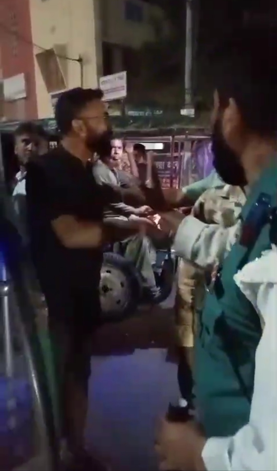 রাজশাহীতে ​ট্রাফিক পুলিশের সাথে অটোর যাত্রীর চরম দুর্ব্যবহার