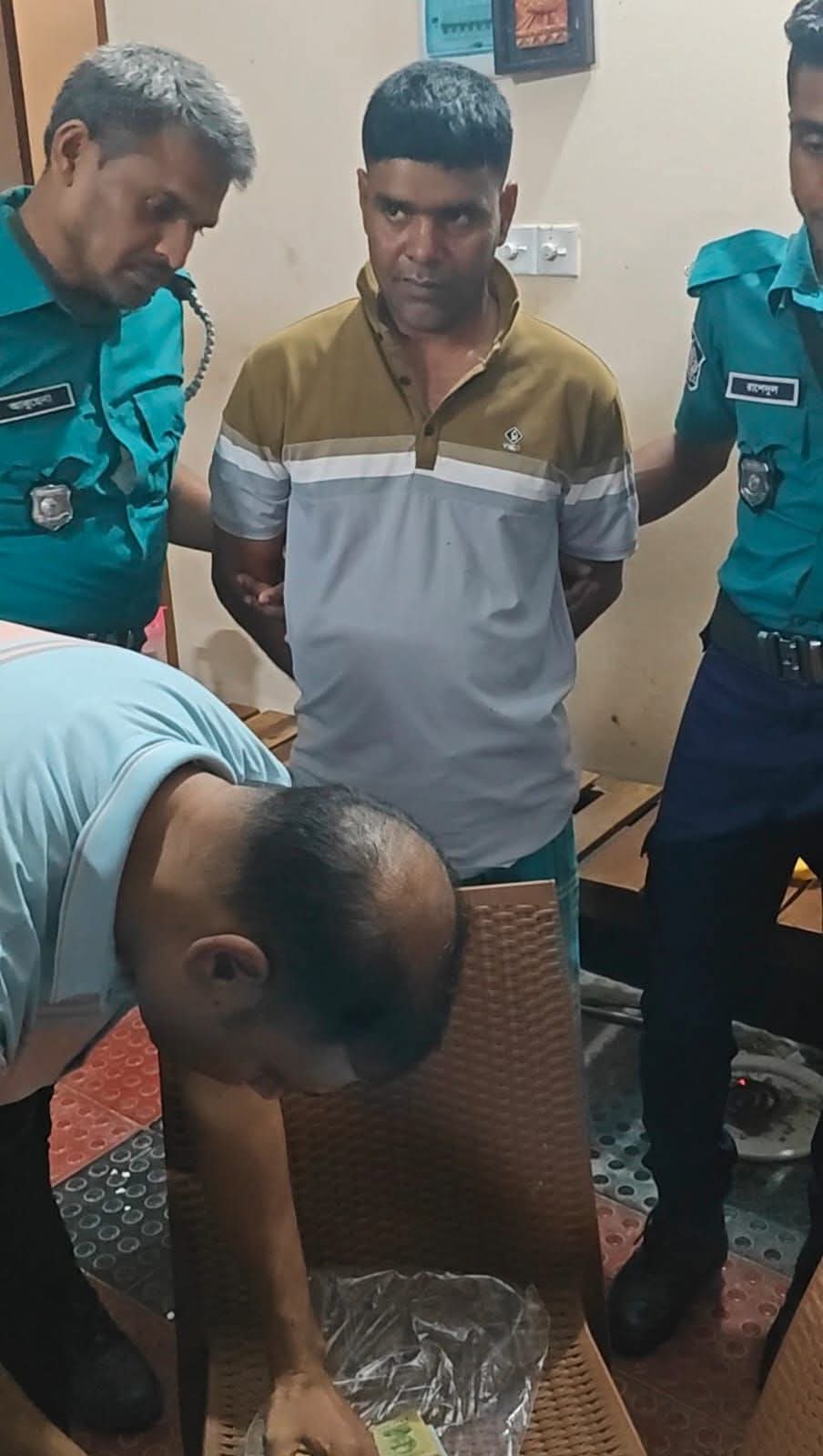 রাজশাহী পদ্মা আবাসিক এলাকায় কেয়ারটেকারের কাছ থেকে ২০৫৫ পিস ইয়াবা উদ্ধার, গ্রেপ্তার ১।
