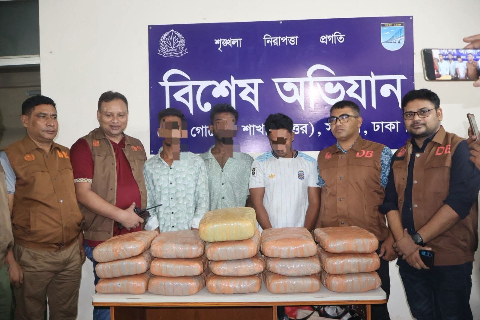 ঢাকা ডিবির অভিযানে ৪০ কেজি গাঁজাসহ তিন মাদক ব্যবসায়ী গ্রেফতার ব্যবহৃত মাইক্রোবাস জব্দ।