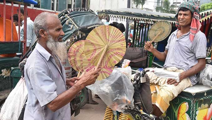 রাজশাহীতে অস্বস্তি কাটবে আরও কিছুদিন পর ভ্যাপসা গরমে জনজীবন অতিষ্ঠ।